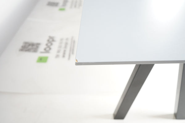 Konferansebord fra Svenheim Factor 480x80 grå, sort understell