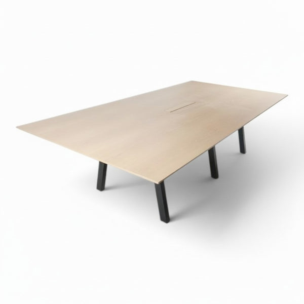 Møtebord 280x150, bordplate i eik, sort understell