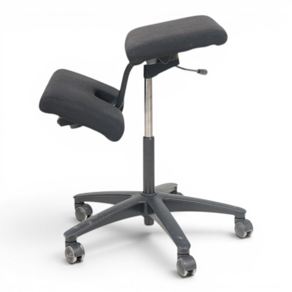 Ergonomisk, ryggløs  kontorstol fra Varier wing