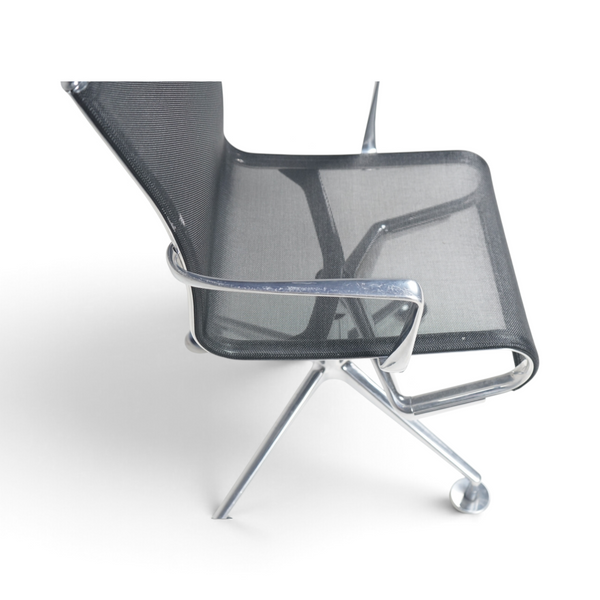 Loopr AS Alias meetingframe konferansestol med sort netting og understell i polert aluminium