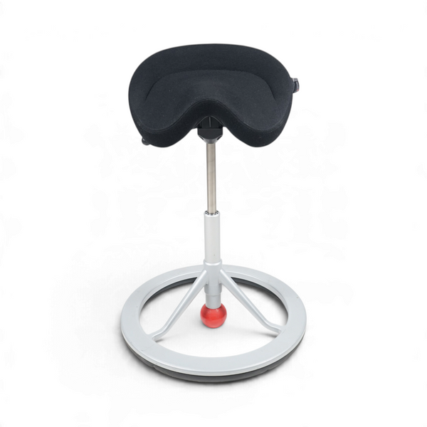 BackApp 2.0 ergonomisk sadelstol med sort Nordic Wool-sete, sølvgrått understell og rød balanseball