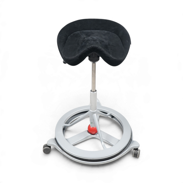 BackApp ergonomisk sadelstol med sort sete, grått understell og hjul for aktiv sitting