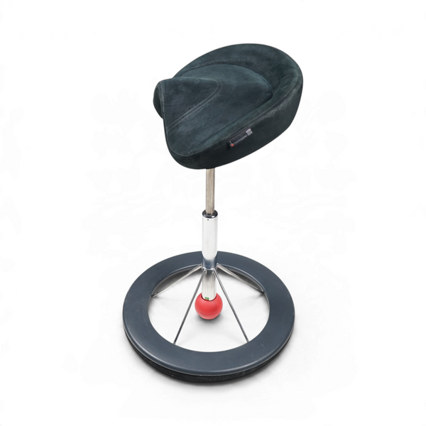 BackApp Office ergonomisk sadelstol med sort sete, sølvfarget understell og rød balanseball