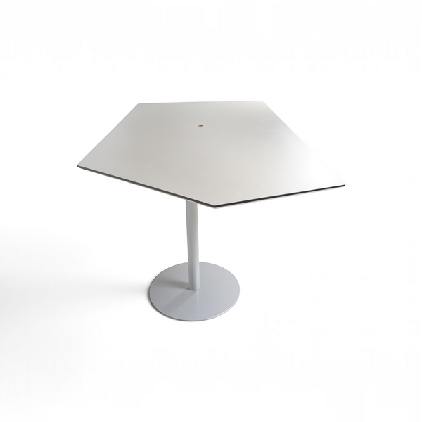 Loopr AS båtformet ståbord med mørkegrå bordplate og grå søylefot, 270x140 cm, ideelt for moderne kontorlandskap.