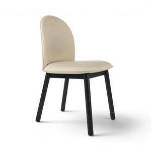 Normann Copenhagen spisestol i beige skinn med sorte bein, sett fra siden