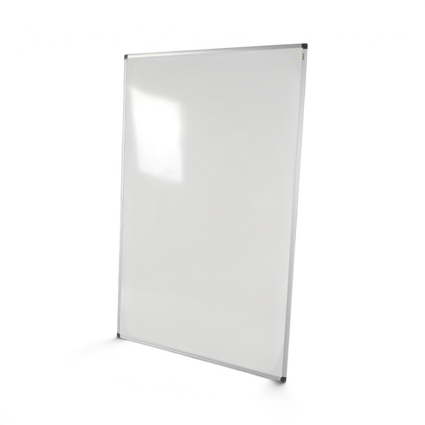 Bi-Office whiteboard i emalje 150x100 cm stående mot hvit vegg