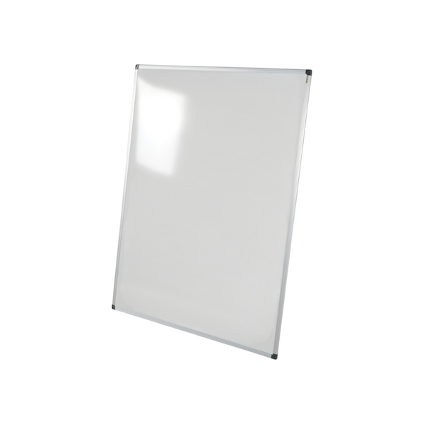 Bi-Office whiteboard i emalje 120x90 cm stående mot hvit vegg