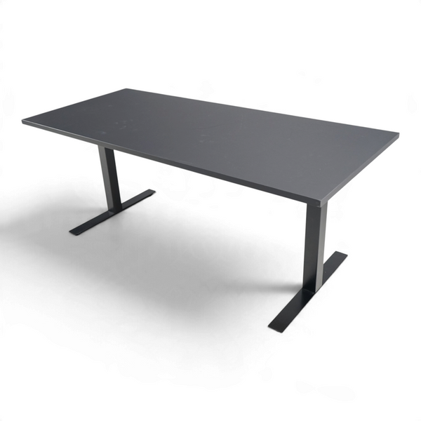 Sort møtebord med rektangulær plate og minimalistisk sort understell i metall