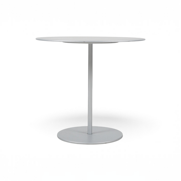 Loopr AS Cassina sidebord i grå metall med rund bordplate og sentrert søylefot, 50 cm i diameter og 45 cm høyde.