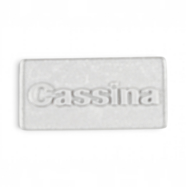 Loopr AS Cassina sidebord i grått metall med inngravert logo på bordplaten