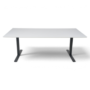 Loopr AS Dencon Delta møtebord med grå bordplate og sort understell, 200x90 cm, stående på hvit bakgrunn.