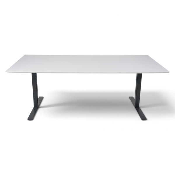Loopr AS Dencon Delta møtebord med grå bordplate og sort understell, 200x90 cm, stående på hvit bakgrunn.