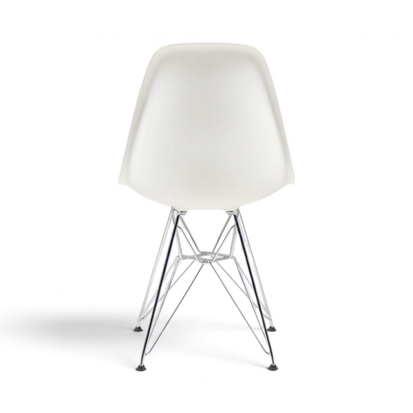 Hvit Eames-stol med krombein, sett bakfra