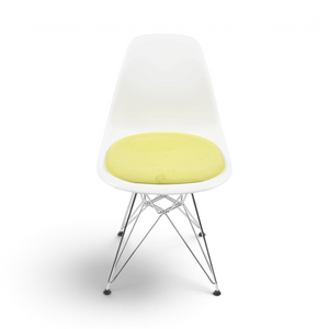 Vitra Eames Plastic Chair med hvitt skall, grønn sittepute og krombein