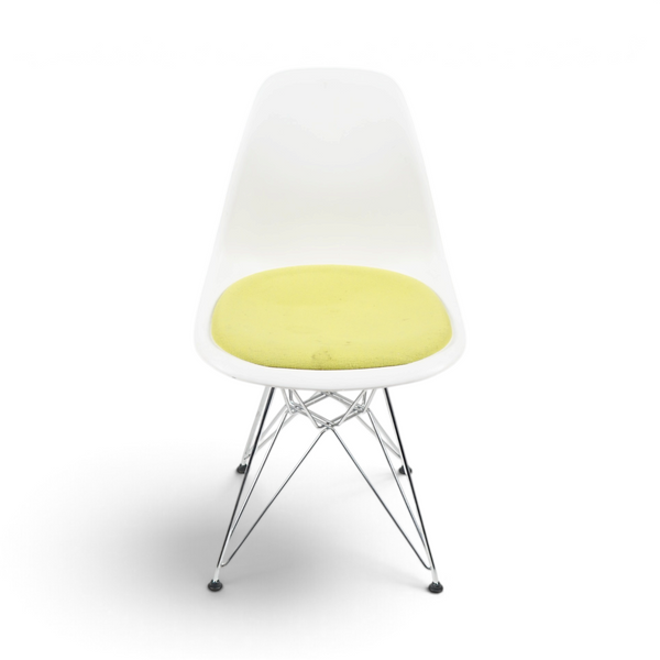 Vitra Eames Plastic Chair med hvitt skall, grønn sittepute og krombein