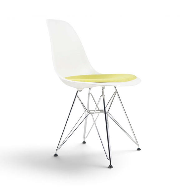 Hvit Eames-stol fra Vitra med grønn sittepute og Eiffel-understell i krom