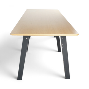Loopr AS EFG ståbord med eikeplate og sort understell, 250x100 cm, ideelt for moderne kontorlandskap.