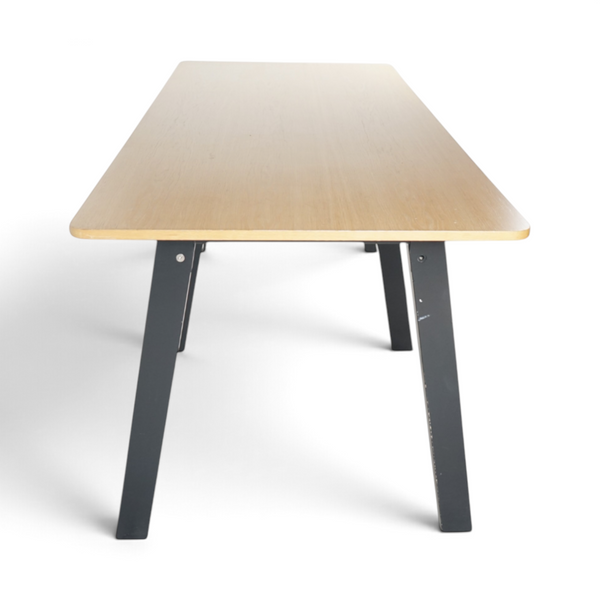 Loopr AS EFG ståbord med eikeplate og sort understell, 250x100 cm, ideelt for moderne kontorlandskap.