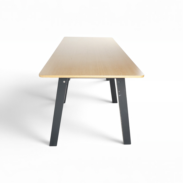 Loopr AS EFG ståbord med eikeplate og sort understell, 250x100 cm, ideelt for moderne kontorlandskap.