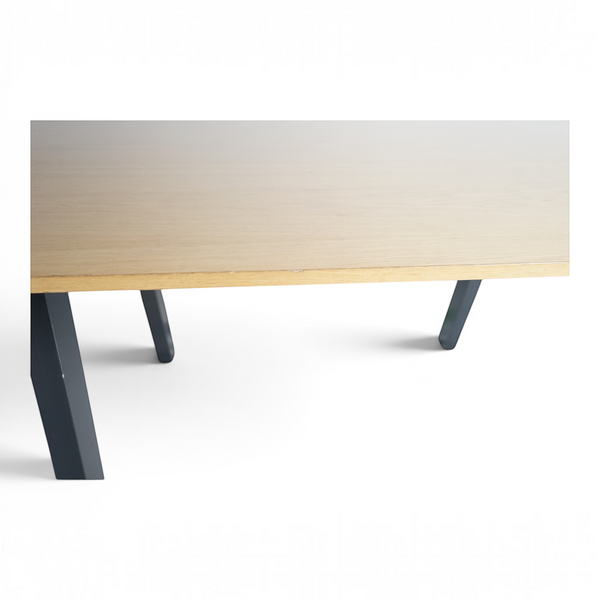 Loopr AS EFG ståbord med eikeplate og sort understell, 250x100 cm, vist i nærbilde av bordplaten.