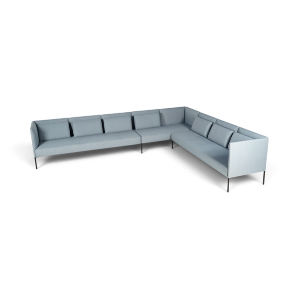 Lyseblå hjørnesofa med sorte metallbein, fotografert ovenfra