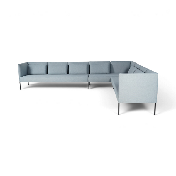 Lyseblå hjørnesofa i stoff med sorte metallbein i moderne, minimalistisk stil
