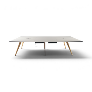 Loopr AS møtebord 320x160 cm med hvit bordplate, sort kant, kabelgjennomføring og skråstilte ben i lyst tre.