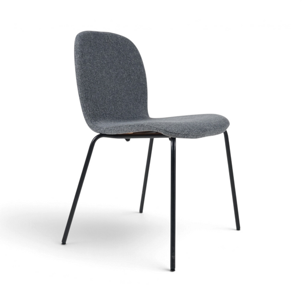 IKEA KARLPETTER grå polstret stol med sorte metallbein mot hvit bakgrunn