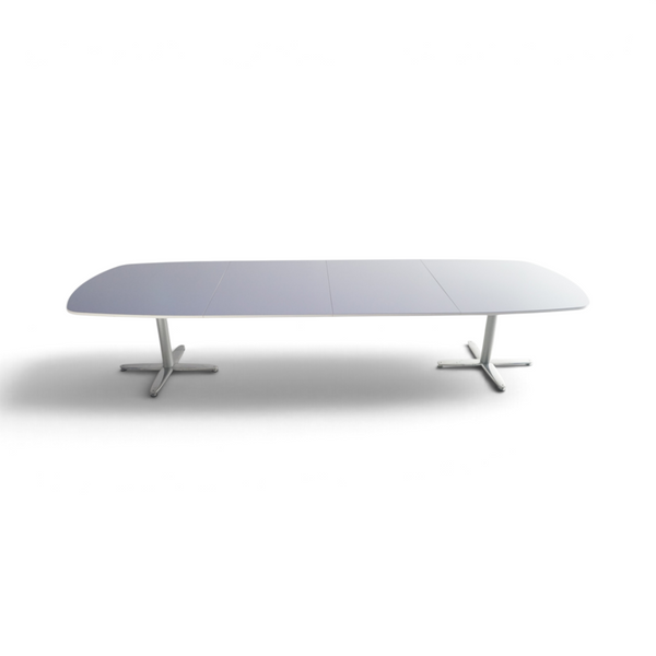 Møtebord fra Kinnarps med hvit bordplate og grått understell, 360x120 cm