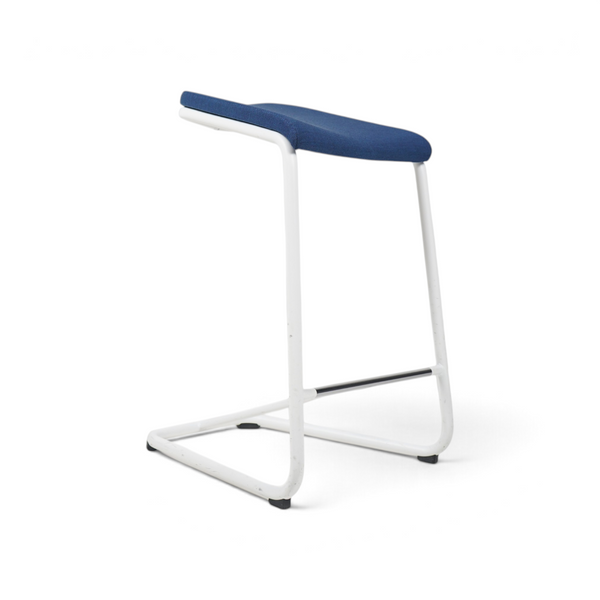 Lammhults ADD barkrakk med blått Kvadrat Re-Wool-sete og hvitt understell, sittehøyde 63 cm