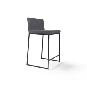 Loopr AS barstol i mørkegrått tekstil med slanke, sorte metallbein og minimalistisk design