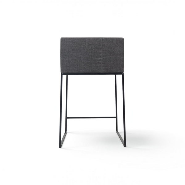 Loopr AS barstol i mørkegrått tekstil med slanke, sorte metallbein sett rett bakfra.