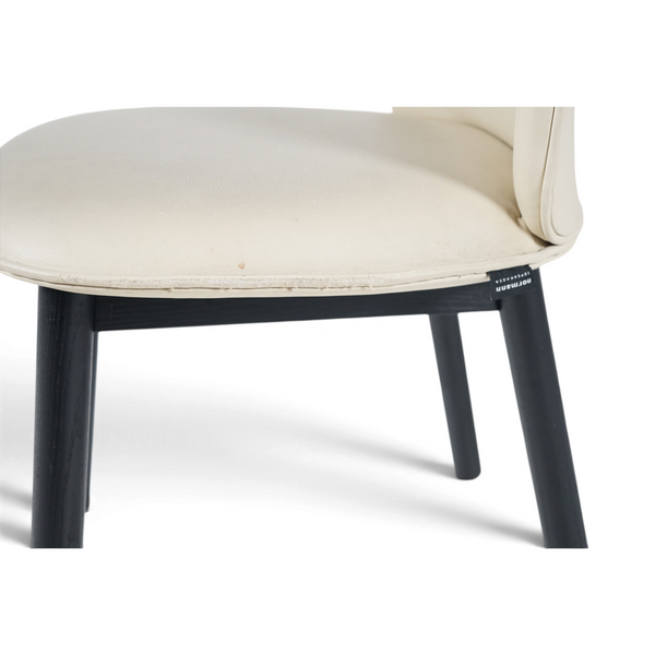 Normann Copenhagen spisestol i beige skinn med sorte bein, detalj av merkelappen