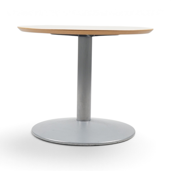 Rundt sidebord med lys treplate og grått understell, 70 cm diameter