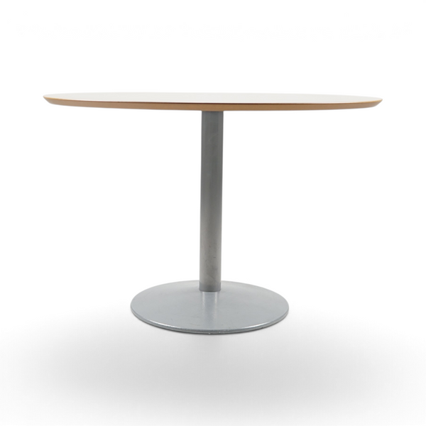 Rundt kafébord med lys treplate og grått understell, 110 cm diameter