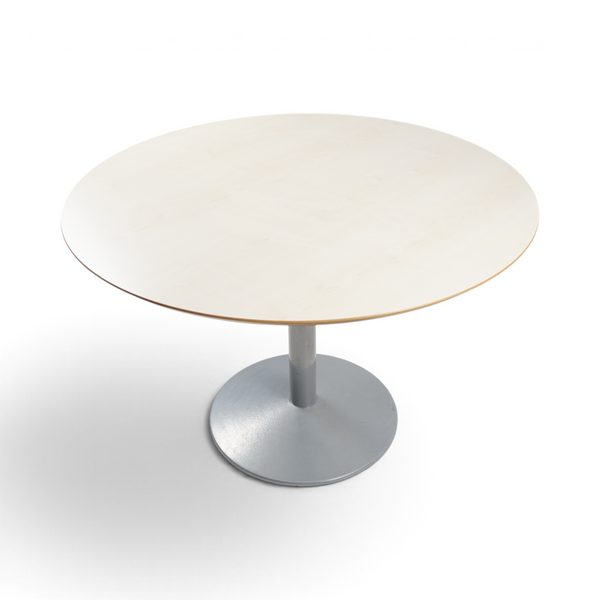 Rundt kafébord med lys treplate og grått pedestalunderstell, 110 cm diameter