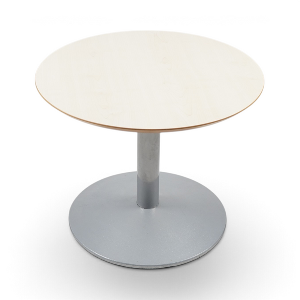 Rundt sidebord med lys treplate og grått understell