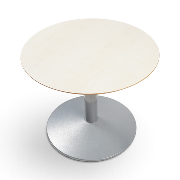 Rundt sidebord med lys treplate og grått pedestalunderstell, 70 cm diameter