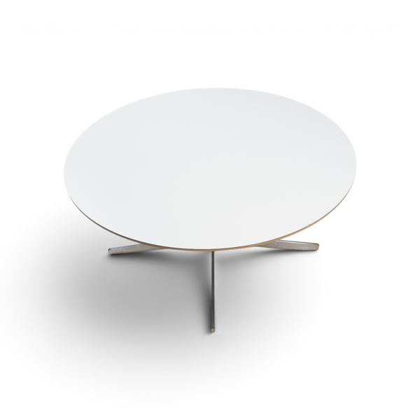 Rundt hvitt sofabord med sølvfarget kryssunderstell, 90 cm diameter