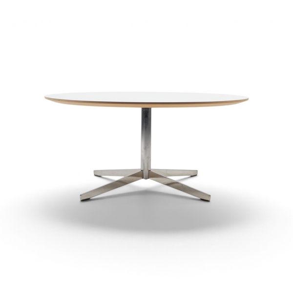Rundt hvitt sofabord med sølvfarget kryssunderstell, 90 cm diameter og 42 cm høyde