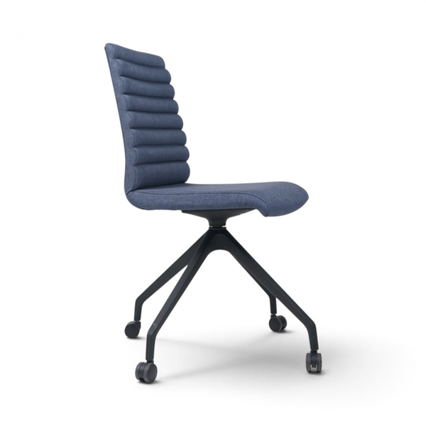 Loopr AS Scan Sørlie Apollo Cross konferansestol med lav rygg i blått Camira Era-tekstil og sort understell med hjul.