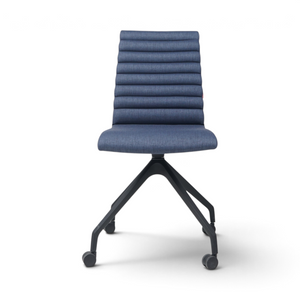 Loopr AS Scan Sørlie Apollo Cross konferansestol med lav rygg i blått Camira Era-tekstil og sort understell med hjul
