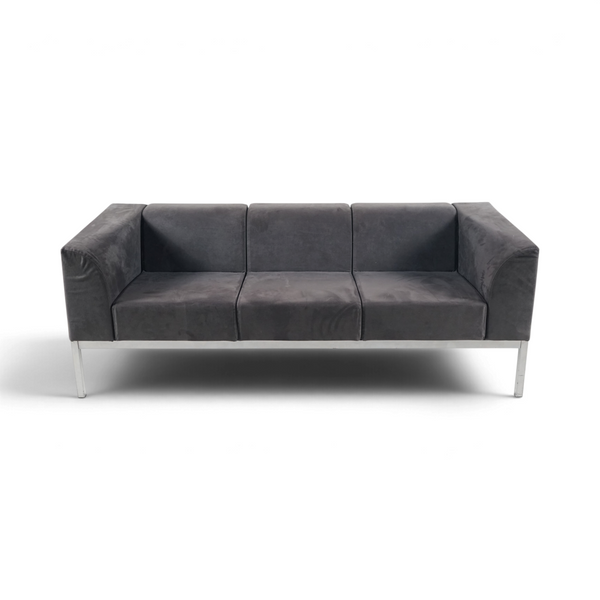 Scan Sørlie 3-seters sofa i grått stoff med rene linjer og slanke metallben