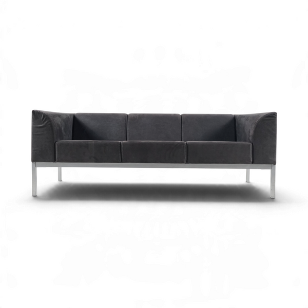 Scan Sørlie 3-seters sofa i grått stoff med minimalistisk metallunderstell