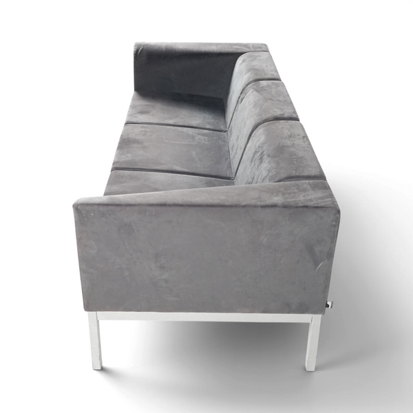 Grå 3-seters sofa fra Scan Sørlie med slanke metallben, sett fra siden
