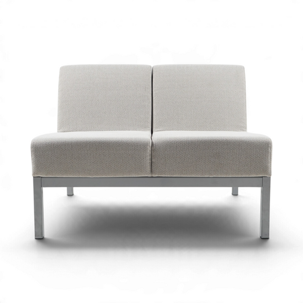 Lysegrå 2-seters sofa, sett skrått forfra