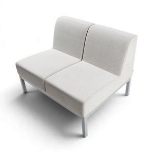 Lysegrå 2-seters sofa uten armlener, sett fra siden