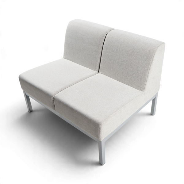 Lysegrå 2-seters sofa uten armlener, sett fra siden