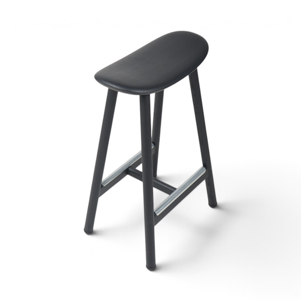 Sort barstol med sete i tre og metallunderstell, 65 cm høyde