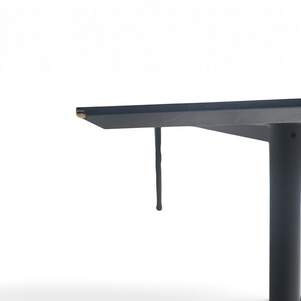 Loopr AS konferansebord med sort bordplate og sort understell, 240x80 cm, vist fra siden med synlig slitasje på hjørne